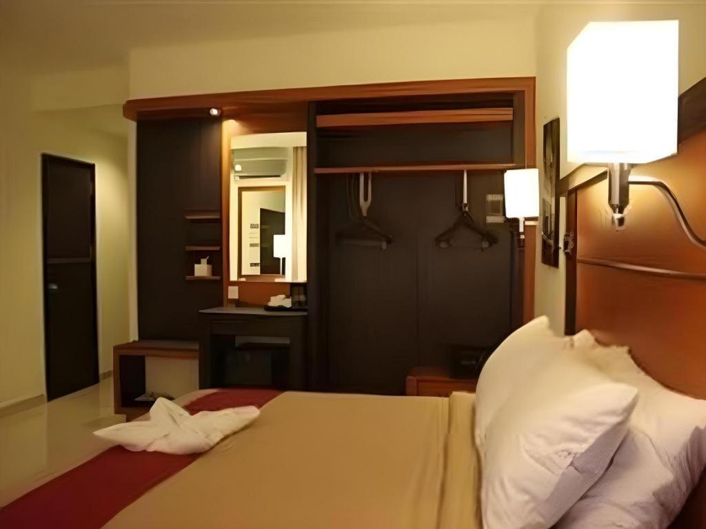 Travello Hotel Манадо Екстер'єр фото